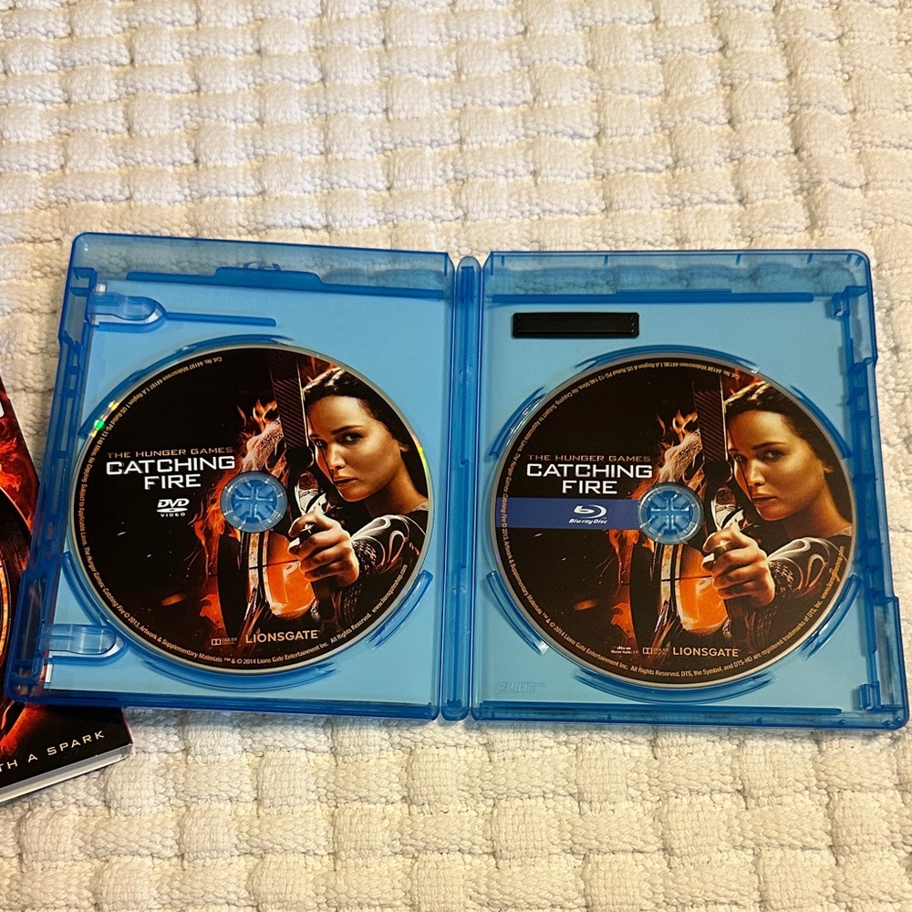 The Hunger Games, Catching Fire and Mockingjay Part 1 Blu-Ray DVD Set - Picture 4 of 8